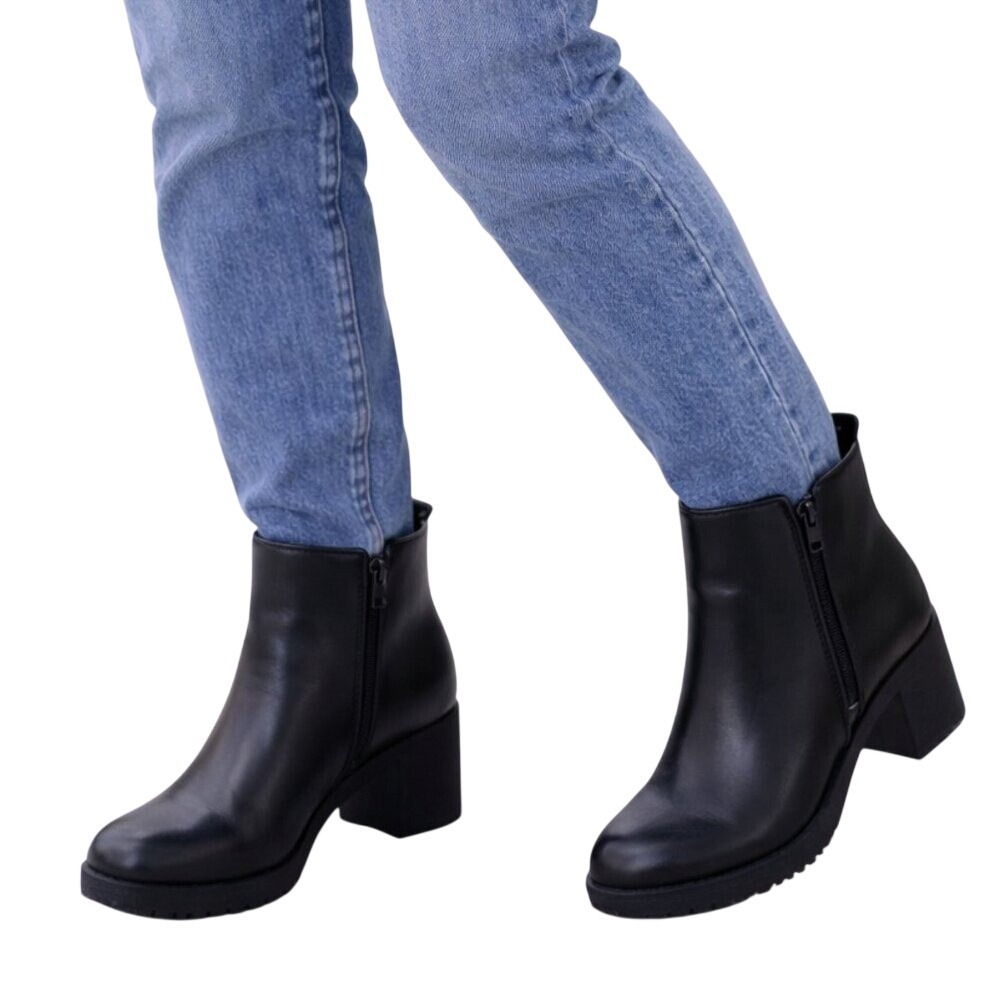 Moda‎ Chic Ankle Boots Women 8.5 Black Faux Leather Block Heel Lug Sole